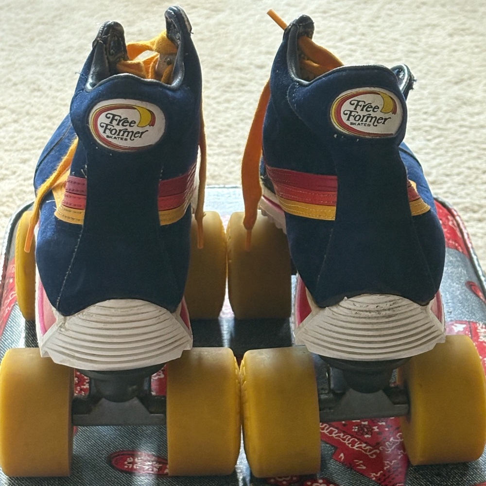 Unbelievably Cool True Vintage Retro Roller Skates - Picture 2 of 5